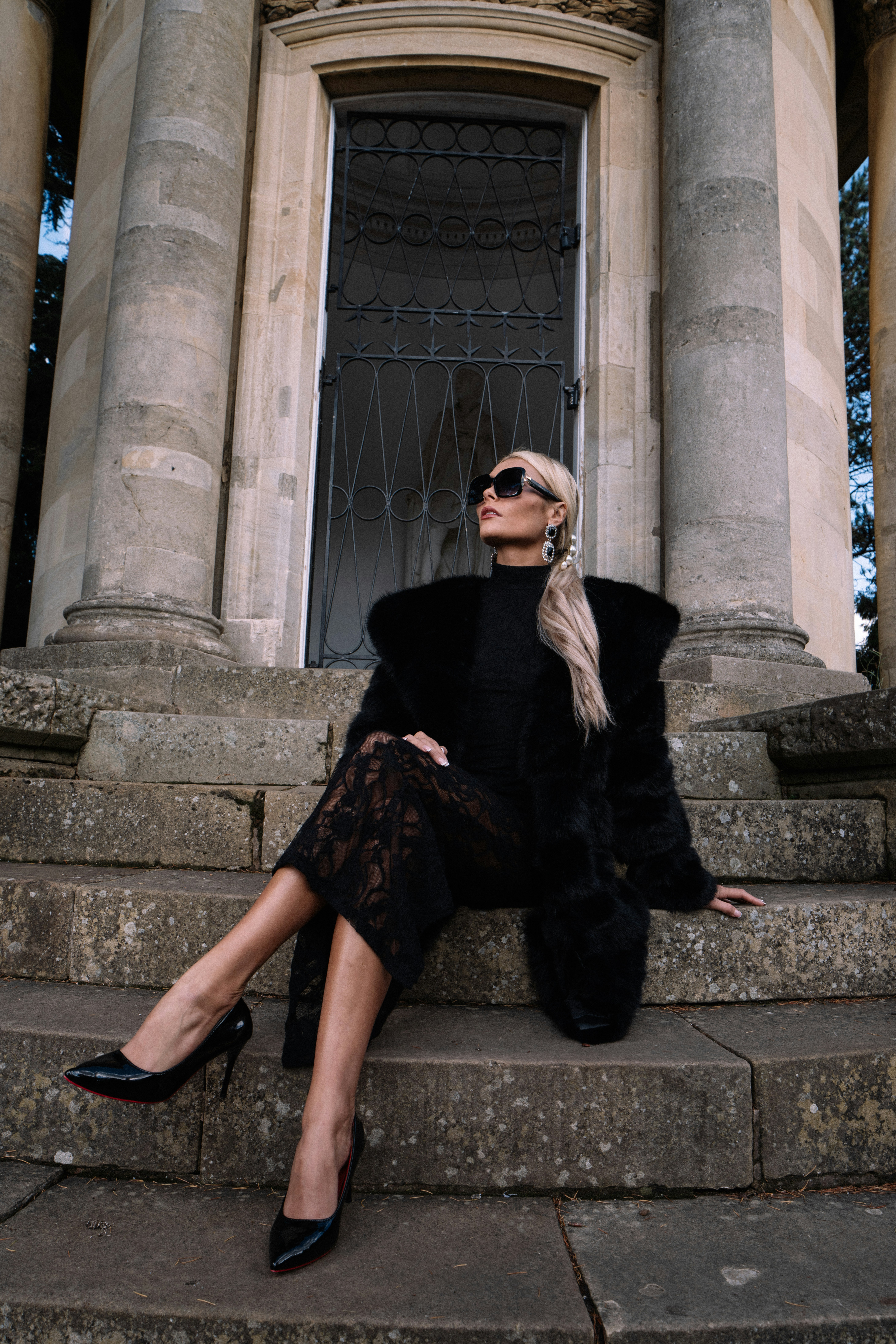 Black skirt-fur-door