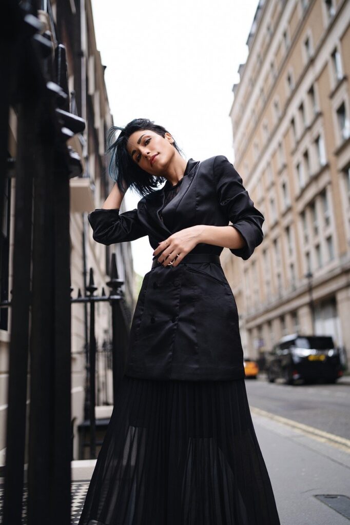 skirt-jacket-cityscape